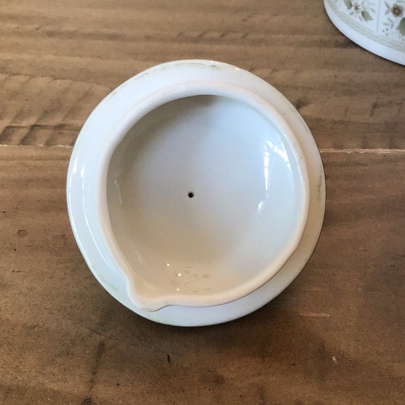 Royal Doulton Samarra Coffee Pot & Lid
Vintage English translucent china - Picture 15 of 16